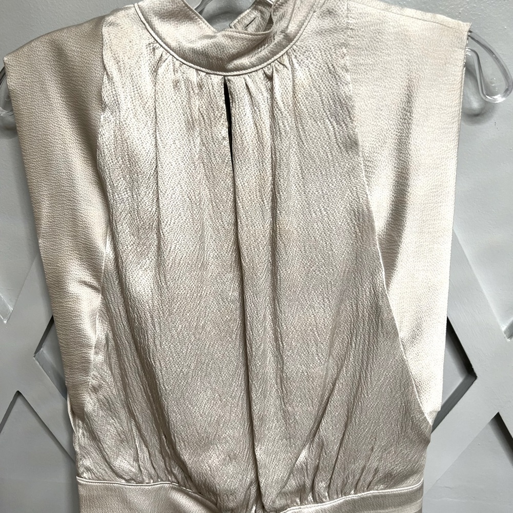 Beautiful silver Frame blouse. Sz XS. Dressy but can be made casual.